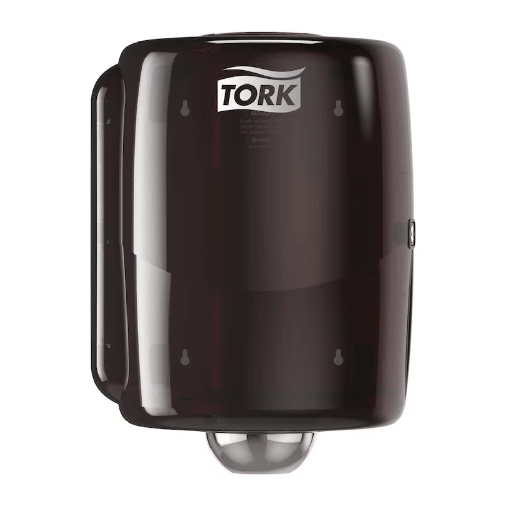 Tork 653008 Maxi dozownik do ręczników wewnętrznych Performance W2 od Essity Professional Hygiene Germany GmbH wyróżnia się smukłym, zaokrąglonym designem z osłoną chroniącą przed rozpryskami. Wyeksponowane logo Tork na górze podkreśla jego wydajność.