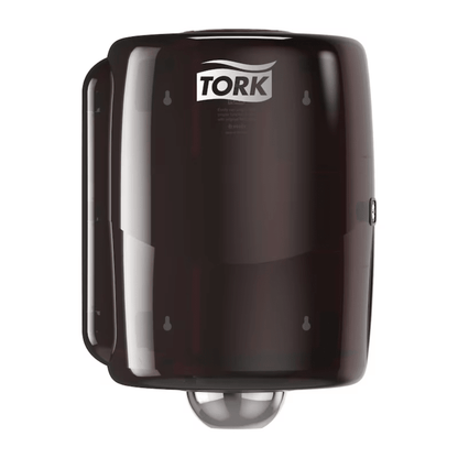 Tork 653008 Maxi dozownik do ręczników wewnętrznych Performance W2 od Essity Professional Hygiene Germany GmbH wyróżnia się smukłym, zaokrąglonym designem z osłoną chroniącą przed rozpryskami. Wyeksponowane logo Tork na górze podkreśla jego wydajność.