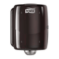 Tork 653008 Maxi dozownik do ręczników wewnętrznych Performance W2 od Essity Professional Hygiene Germany GmbH wyróżnia się smukłym, zaokrąglonym designem z osłoną chroniącą przed rozpryskami. Wyeksponowane logo Tork na górze podkreśla jego wydajność.