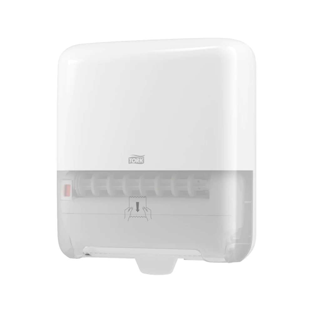 Przedstawiamy dozownik Tork Matic® 551000 do ręczników w rolkach Elevation H1 od TORK, Essity Professional Hygiene Germany GmbH. Ten biały, montowany na ścianie dozownik do ręczników papierowych posiada przezroczystą dolną część do łatwego monitorowania poziomu napełnienia. Wyposażony jest w mechanizm podawania papieru i symbol dłoni, który pomaga użytkownikom przy wyciąganiu pojedynczych arkuszy z ręczników w rolkach.