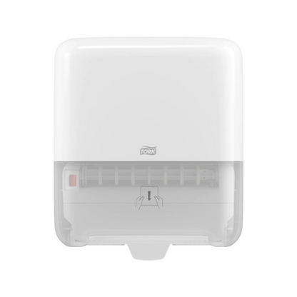 Biały, montowany na ścianie dozownik Tork Matic® 551000 do ręczników w rolkach Elevation H1 z przezroczystym dolnym elementem umożliwiającym łatwe sprawdzanie poziomu napełnienia. Na przedniej części znajduje się logo TORK – Essity Professional Hygiene Germany GmbH oraz diagram pokazujący, jak wyciągać ręczniki w rolkach.