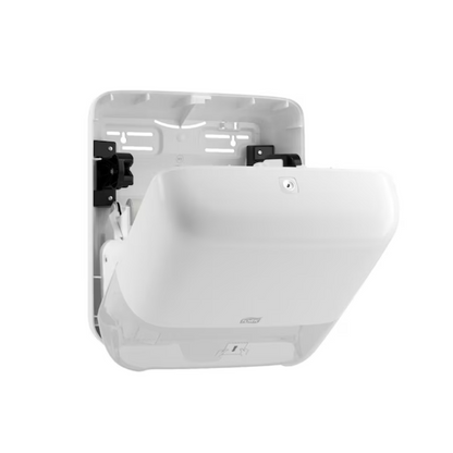 Dozownik Tork Matic® 551000 do ręczników w rolkach Elevation H1 od TORK – Essity Professional Hygiene Germany GmbH to elegancki i nowoczesny biały dozownik do montażu na ścianie z otwartym przodem, który pokazuje wewnętrzny mechanizm do wydawania pojedynczych arkuszy. Posiada gładkie powierzchnie, zaokrąglone krawędzie i wskaźnik poziomu napełnienia.