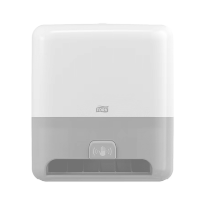 Tork Matic® 551100 dozownik sensorowy do ręczników w roli Elevation H1, produkowany przez TORK – Essity Professional Hygiene Germany GmbH, to stylowy, biały i szary automatyczny dozownik ręczników papierowych do montażu na ścianie. Posiada symbol czujnika dłoni na środku dolnej części, co umożliwia bezdotykowe suszenie rąk. Logo marki jest wyraźnie umieszczone na górnej przedniej stronie, symbolizując jakość i elegancję w każdym otoczeniu.