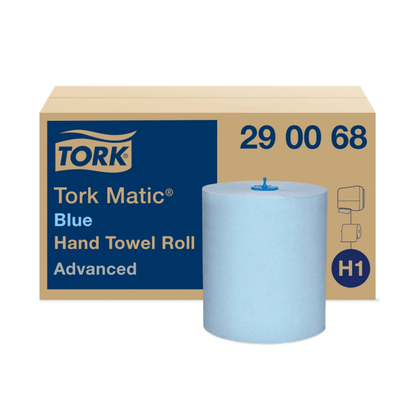 Karton z napisem „Tork Matic® Rollenhandtuch Advanced H1 2-lagig, verschiedene Farben“ marki TORK – Essity Professional Hygiene Germany GmbH, z kodem 290068 i „Advanced System H1“. Przed nim znajduje się duża rolka niebieskiego papieru ręcznikowego, zaprojektowana do efektywnego suszenia rąk, z charakterystycznym niebieskim plastikowym rdzeniem.