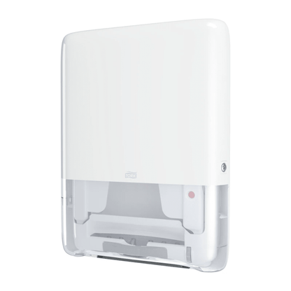 Mini dystrybutor ręczników bezkońcowych Tork PeakServe® H5 od Essity Professional Hygiene Germany GmbH to biały, ścienny dozownik ręczników papierowych z eleganckim designem, który idealnie nadaje się do często uczęszczanych toalet. Posiada przezroczystą dolną część do łatwego monitorowania poziomu papieru i zamek na klucz w górnym prawym rogu. Oferuje podobną wydajność do znanych produktów Tork PeakServe.