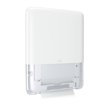 Mini-dystrybutor ręczników bezkońcowych Tork PeakServe® 552550 H5 od TORK – Essity Professional Hygiene Germany GmbH to biały, ścienny dozownik ręczników papierowych przeznaczony do często uczęszczanych toalet. Posiada przezroczystą dolną część i wydajny design, który jest widoczny dzięki wystającemu z dołu arkuszowi papieru, gdy urządzenie jest puste.