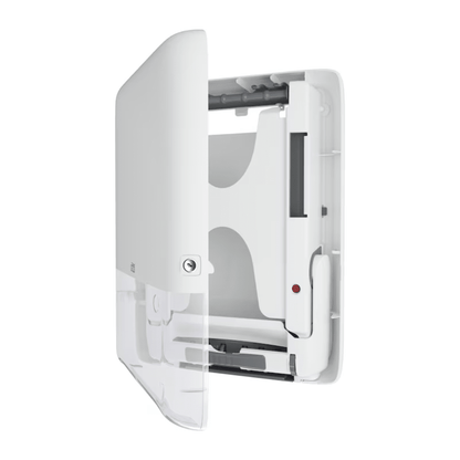 Mini-dystrybutor ręczników bezkońcowych Tork PeakServe® 552550 od TORK – Essity Professional Hygiene Germany GmbH ma białą, otwartą konstrukcję do montażu na ścianie z przezroczystą dolną częścią, która pokazuje wewnętrzny mechanizm do przechowywania i wydawania ręczników papierowych. Ta smukła konstrukcja jest idealna do często uczęszczanych toalet i zapewnia wydajność w często uczęszczanych komercyjnych lub publicznych toaletach.