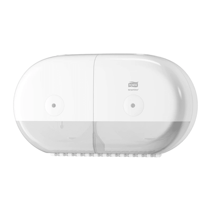 Na ścianie zamontowany jest Tork SmartOne® 682000 Mini podwójny dozownik rolek, wyprodukowany przez TORK – Essity Professional Hygiene Germany GmbH. Ten biały, owalny dozownik posiada przezroczystą dolną część i jest specjalnie zaprojektowany do przechowywania podwójnych rolek papieru toaletowego, z gładkim, nowoczesnym wyglądem.