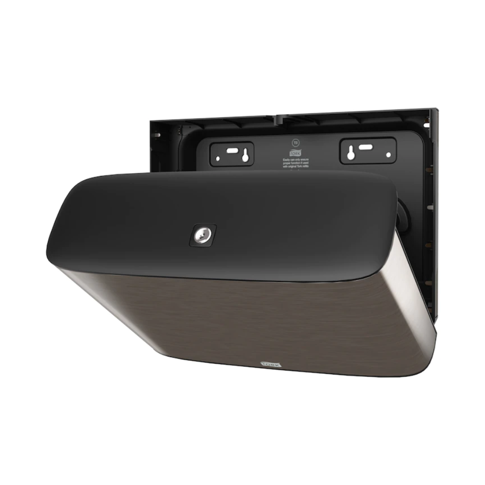 Przedstawiamy Tork Xpress® 460006, dozownik ścienny z linii Image Line T2. Dzięki prostemu czarnemu wzornictwu, ten dozownik na papier toaletowy Mini-Jumbo firmy TORK – Essity Professional Hygiene Germany GmbH prezentuje się w eleganckim wzornictwie ze stali nierdzewnej. Tylna ściana z otworami montażowymi jest widoczna, co wskazuje, że jest gotowy do instalacji.