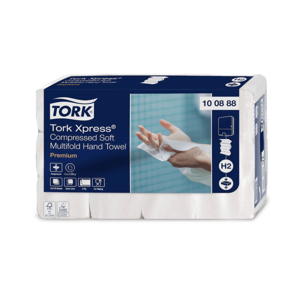 Opakowanie Tork Xpress® Kompresowane Miękkie Multifold-Ręczniki Premium H2 2-warstwowe, oznaczone jako Premium, od TORK – Essity Professional Hygiene Germany GmbH. Opakowanie przedstawia obraz dłoni trzymającej ręcznik i podkreśla cechy produktu, takie jak higiena, chłonność i pojedyncze pobieranie arkuszy w niebiesko-białym wzorze.