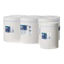 Wystawione jest opakowanie z sześcioma rolkami Tork Xpress® Mocne wielozadaniowe ręczniki papierowe Advanced 2-warstwowe, każda z niebiesko-białą etykietą z szczegółami produktu. Zapakowane w przezroczyste plastikowe opakowanie, te ręczniki papierowe od TORK – Essity Professional Hygiene Germany GmbH oferują zaawansowaną technologię 2-warstwową dla doskonałej chłonności.