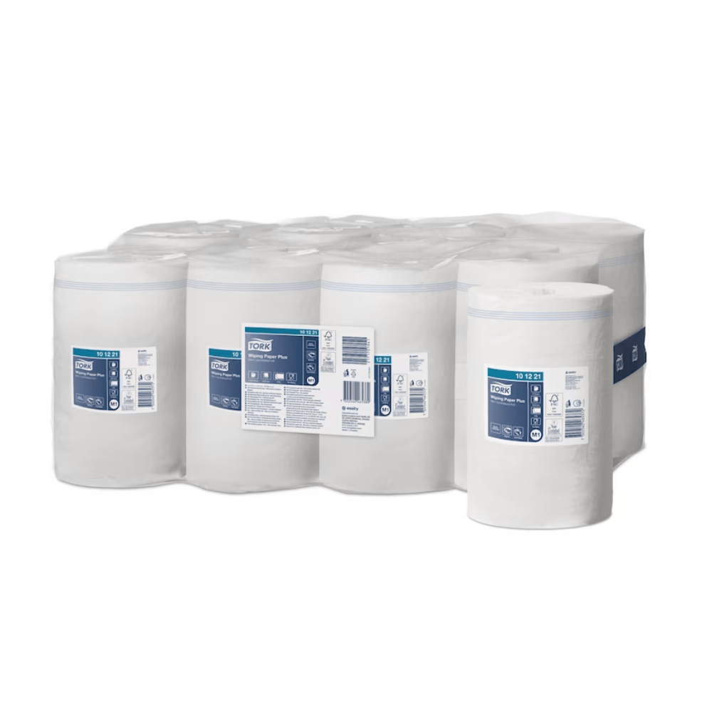 Kilka rolek Tork Xpress® Mocne wielozadaniowe ręczniki papierowe z zaawansowaną 2-warstwową fakturą są czysto ułożone w dwóch rzędach i zapakowane w plastikowe opakowania. Każda rolka ma niebiesko-białą etykietę z informacjami o produkcie i symbolami na prostym białym tle.