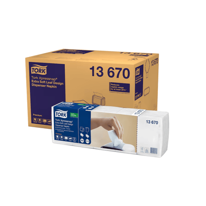 Prezentowany jest pojemnik na serwetki Tork Xpressnap® 13670 z serwetkami o wyjątkowo miękkiej fakturze, marki TORK firmy Essity Professional Hygiene Germany GmbH, obok opakowania, na którym widnieje rysunek dłoni wyciągającej serwetkę z dozownika.