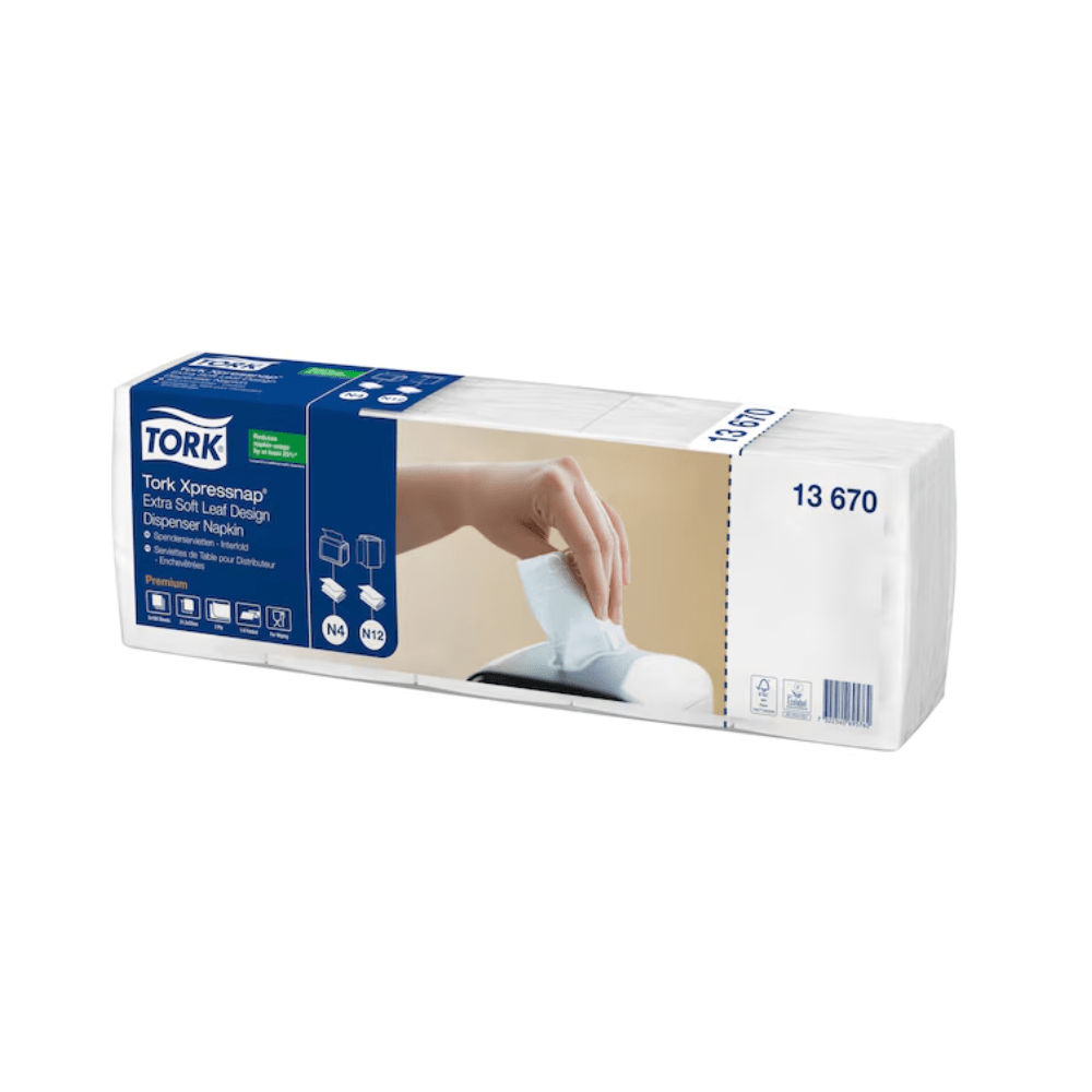 Opakowanie serwetek Tork Xpressnap® 13670 Extra Soft z wzorem liści, białych serwetek w dozowniku klasy premium, nr 4, dwuwarstwowych, wyprodukowanych przez firmę TORK – Essity Professional Hygiene Germany GmbH, zawiera osiem opakowań. Ilustracja na opakowaniu przedstawia dłoń wyciągającą serwetkę z dozownika, co podkreśla wyjątkowo miękką teksturę tych białych serwetek.