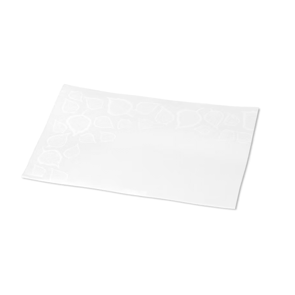 Dwuwarstwowa serwetka Tork Xpressnap® 13670 Extra Soft Premium N4 z motywem liści i wytłoczonymi krawędziami zapewniającymi dodatkową miękkość prezentuje się na prostym białym tle.