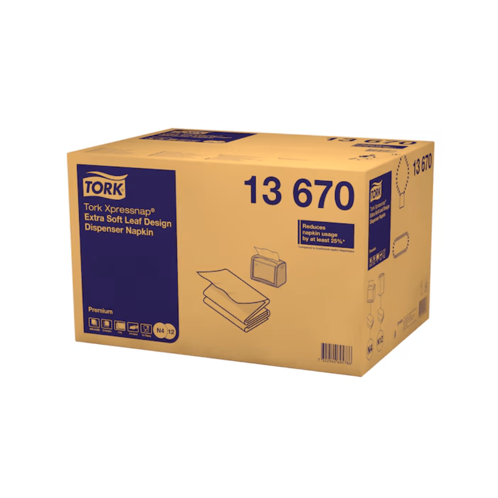 Kartonowe opakowanie zawierające białe serwetki w rolkach Tork Xpressnap® 13670 Extra Soft z wzorem liści, produkowane przez firmę TORK – Essity Professional Hygiene Germany GmbH. Na opakowaniu znajdują się ilustracje przedstawiające wysokiej jakości dwuwarstwowe serwetki oraz sposób korzystania z praktycznego dozownika.