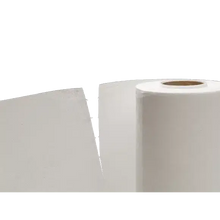 Duża rolka ściereczek Vileda MicroRoll z mikrofibry stoi pionowo obok płaskiego, prostokątnego arkusza, oba wykonane w technologii włókna ciągłego. Rolka ma widoczny kartonowy rdzeń na białym, pozbawionym obiektów tle.