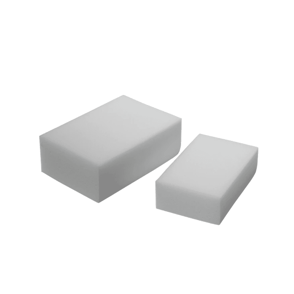 Dwie gąbki do usuwania zabrudzeń Vileda Miraclean od Vileda GmbH z gładkim, białym, prostokątnym designem na prostym tle, gdzie jedna gąbka jest większa od drugiej. Są idealne do bezwysiłkowego usuwania plam.