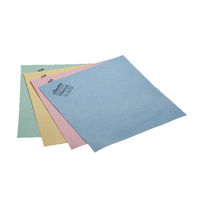 **Przepisane zdanie:** 

Na białym tle widać trzy ułożone na sobie ściereczki do czyszczenia w kolorach zielonym, żółtym i różowym, na których znajduje się niebieska ściereczka z mikrofibry Vileda Professional PVAmicro firmy Vileda GmbH. Na górnej ściereczce znajduje się nadrukowana etykieta z tekstem i symbolami.