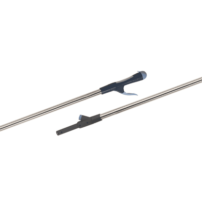 Zestaw do czyszczenia podłóg Vileda SprayPro ze stali nierdzewnej firmy Vileda GmbH składa się z dwóch metalowych prętów z ergonomicznymi uchwytami - jeden jest wyposażony w niebieski klips, a drugi w czarny zacisk. Ten teleskopowy system czyszczący jest idealny dla profesjonalnych sprzątaczy poszukujących efektywnych rozwiązań.