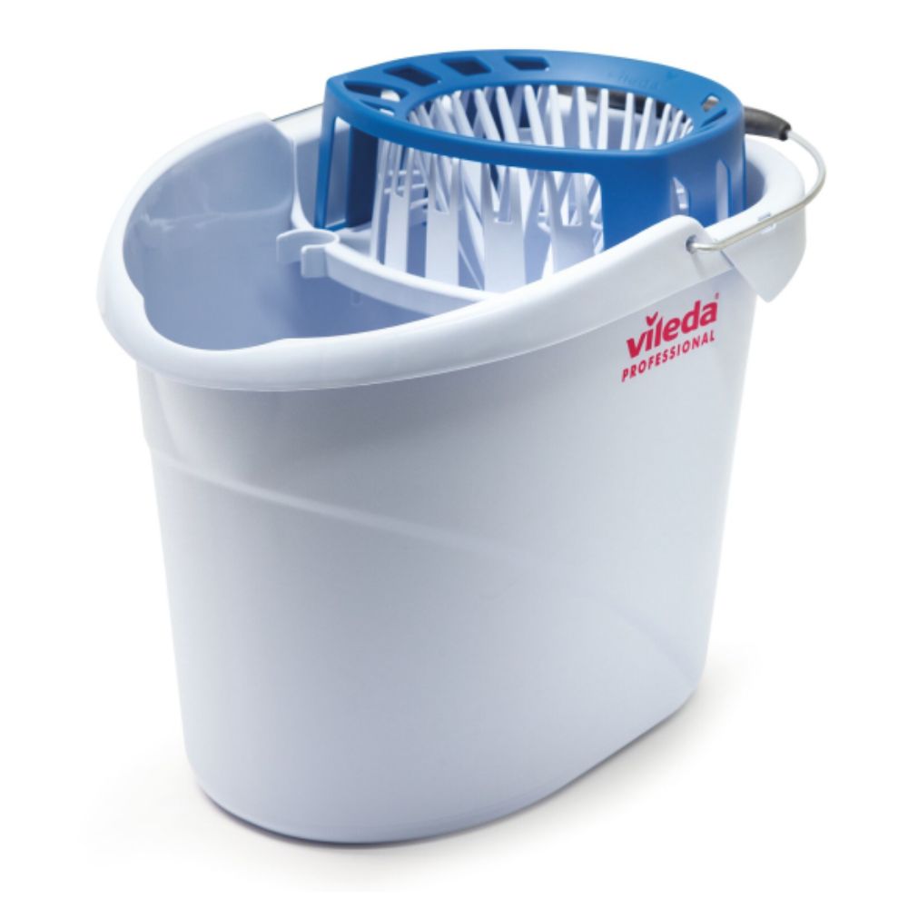 Przedstawiamy wiadro Vileda Professional Supermop 10 l z wyciskaczem, biały plastikowy wiadro z napisem „Vileda GmbH” z boku. Doskonale nadaje się do higienicznego wycierania i czyszczenia małych powierzchni. To wiadro ma niebieski wyciskacz na górze i metalowy uchwyt dla wygodnego transportu, dzięki czemu jest w pełni kompatybilne z Vileda Professional Supermop.