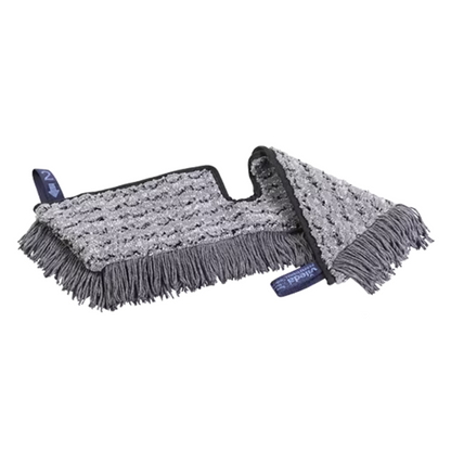 Mop Vileda Professional Swep Duo r-MicroCombi o rozmiarze 50 cm, wyprodukowany przez Vileda GmbH, posiada szarą głowicę z mikrofibry z frędzlami na białym tle. Głowica mopa jest wyposażona w dwa niebieskie oznaczenia i teksturowaną powierzchnię, które wskazują na jego wydajność czyszczenia.