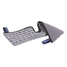 Der Vileda Professional Swep Duo r-SafetyPlus Mop von Vileda GmbH mit einer Breite von 50 cm ist fachmännisch für eine effiziente und sichere Bodenreinigung gefertigt. Er verfügt über ein markantes, geschwungenes Design mit zwei Schichten, darunter eine obere Schicht mit Schlingenstruktur und einem blauen Etikett am Rand, das seine Kompatibilität mit dem Swep Duo-System anzeigt.