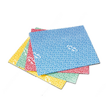 W wachlarzowym układzie prezentują się cztery ściereczki Vileda Professional WischProfi „WiPro“ Antibakteriell z geometrycznym wzorem w kolorach niebieskim, czerwonym, zielonym i żółtym. Te znane ze swojej wysokiej chłonności ściereczki firmy Vileda GmbH są ułożone na białym tle.