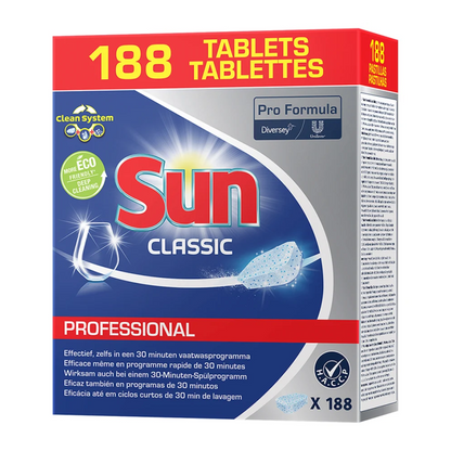 Pudełko SUN Professional Classic Tabs, tabletek czyszczących do zmywarki od Diversey Deutschland GmbH & Co. OHG, zawierające 188 tabletek. Opakowanie przedstawia loga Pro Formula i Diversey z tekstem w wielu językach. Jest zaprojektowane w niebiesko-białej kolorystyce i podkreśla przyjazną dla środowiska markę oraz ochronę szkła dla Twoich naczyń.