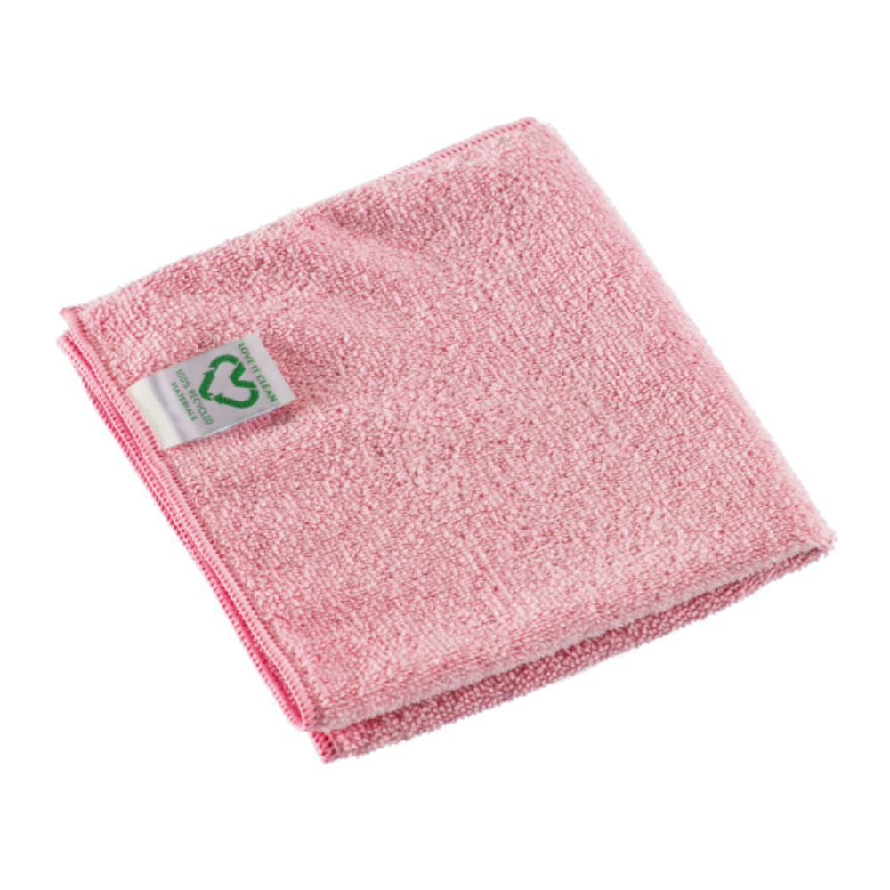 Ein gefaltetes rosa Vileda Professional r-MicroTuff Swift Mikrofasertuch aus recyceltem Material mit strukturierter Oberfläche. An einer Ecke ist auf einem schlichten weißen Hintergrund ein kleines weißes Etikett mit einem grünen Recyclingsymbol zu sehen.