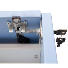 Nahaufnahme eines Novocal Zentralschlosses für alle Auszüge von Novocal, mit zwei Schlüsseln im Schloss an einer hellblauen Metallschublade. Die sichtbare Schließleiste und das Scharnier machen es ideal zum sicheren Abschließen Ihres Schranks.