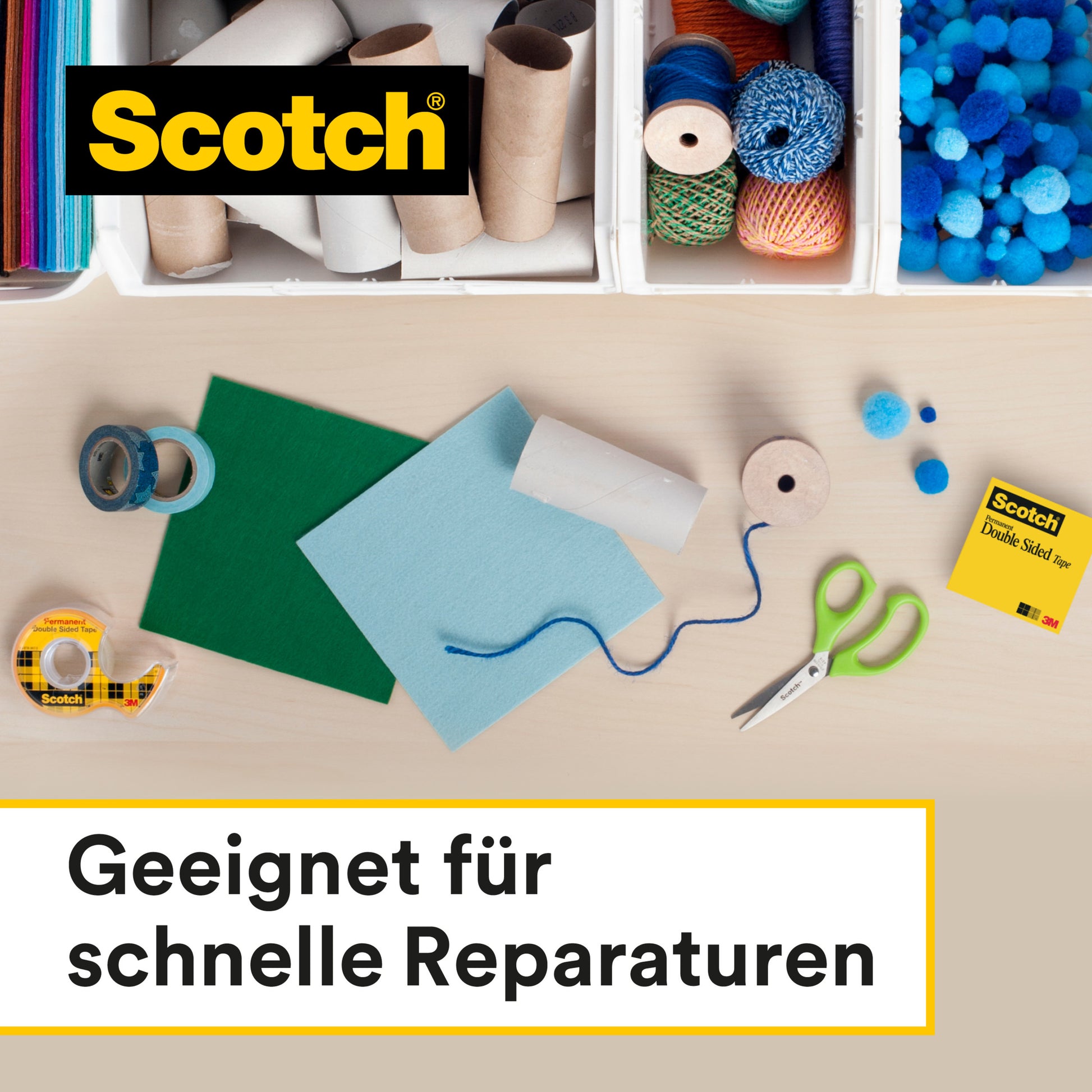 Eine Tischplatte zeigt Bastelmaterial mit Scotch® doppelseitigem Klebeband, Nachfüllpackung (2 Rollen, 12 mm x 6,3 m) von 3M Deutschland GmbH. Oben links ist das Scotch-Logo zu sehen, darunter steht "Geeignet für schnelle Reparaturen.".