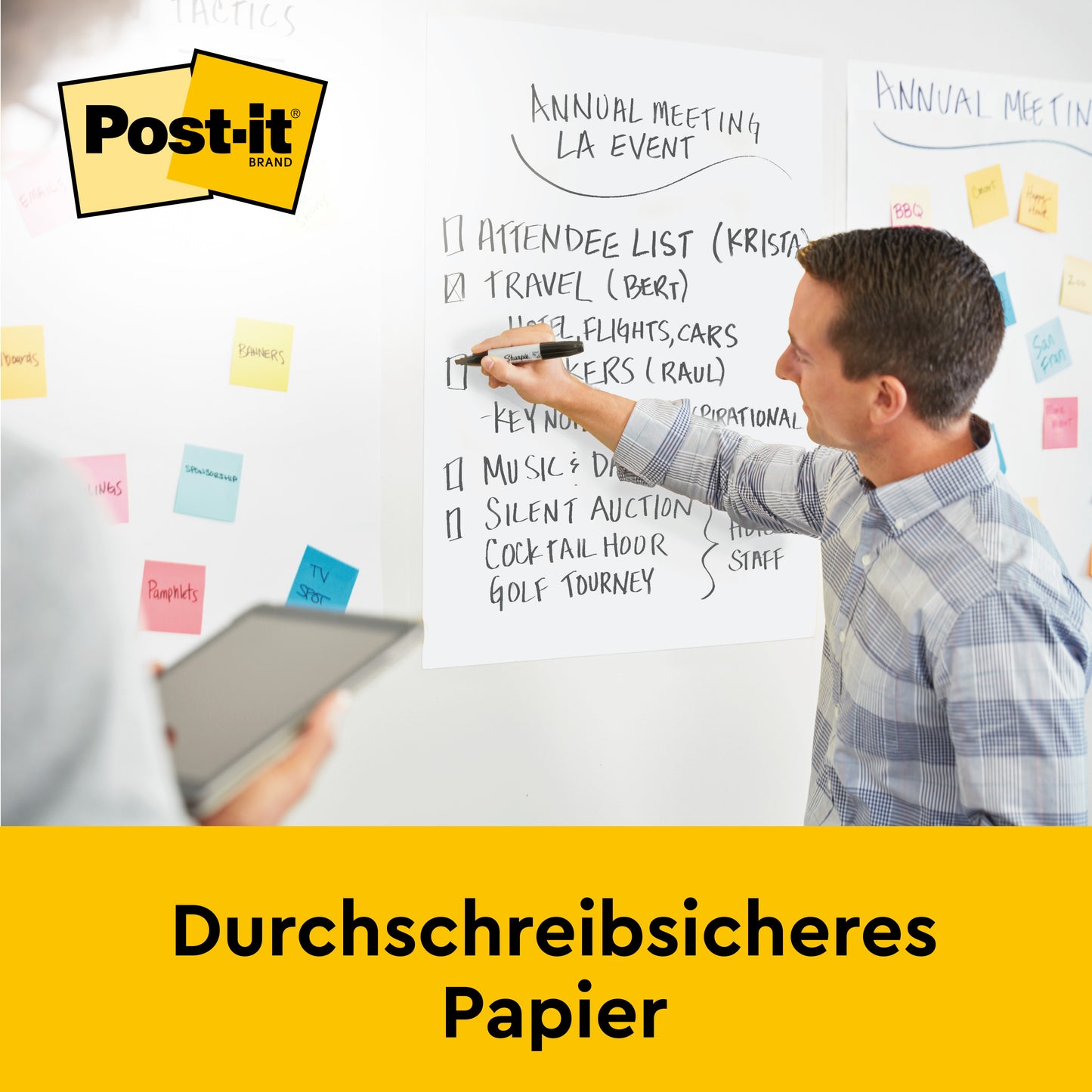 Mężczyzna pisze podczas spotkania na samoprzylepnym flipcharcie Post-it® Super Sticky Meeting Chart/Flipchart 559P (63,5 x 76,2 cm) z neonowymi notatkami Post-it® firmy 3M Deutschland GmbH; poniżej widoczny jest tekst w języku niemieckim i logo.