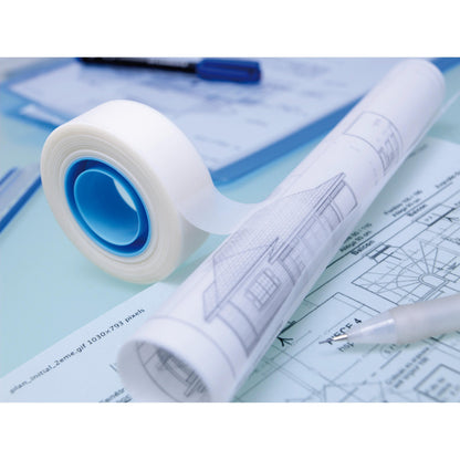 Eine Rolle 3M Scotch® unsichtbares Klebeband, ablösbar (19 mm x 33 m), liegt auf einem hellblauen Schreibtisch neben einem aufgerollten Architektenhausplan, einem Stift und Planungsunterlagen.