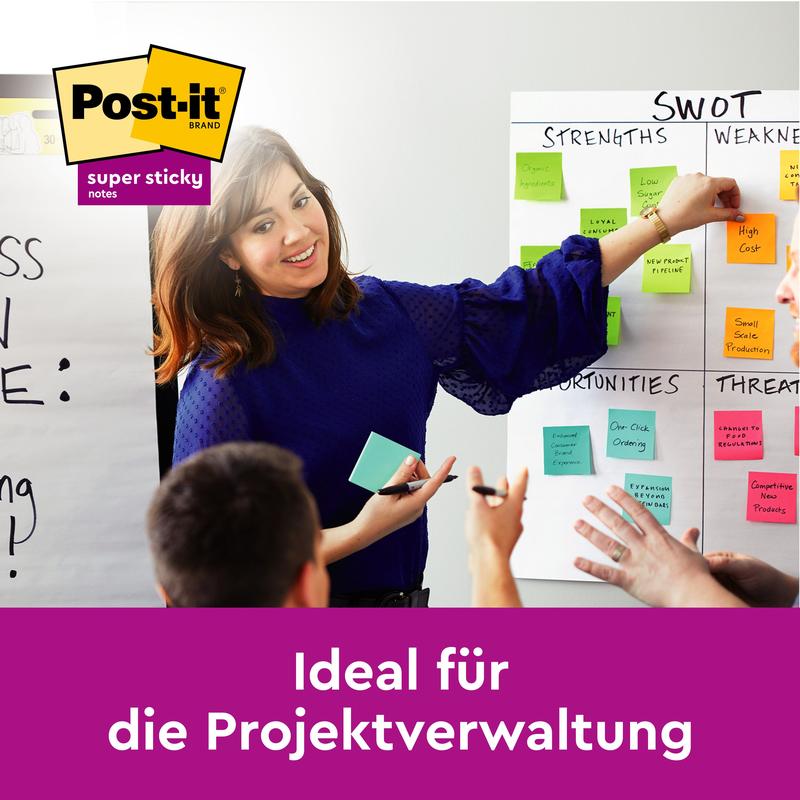Kobieta gestykuluje przed tablicą SWOT, która jest wypełniona karteczkami samoprzylepnymi Post-it® Super Sticky Notes (76 mm x 76 mm, 90 arkuszy/blok) od 3M Deutschland GmbH. U góry widnieje logo Post-it. Poniższy tekst brzmi: „Idealne do zarządzania projektami.