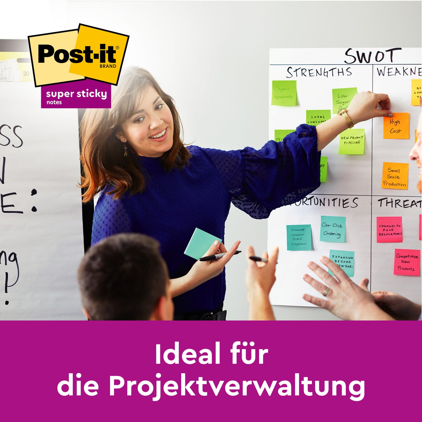 Kobieta prowadzi spotkanie projektowe i odnosi się do diagramu SWOT z kolorowymi karteczkami samoprzylepnymi Post-it® Super Sticky Z-Notes (76x76mm). Koledzy aktywnie dyskutują. Znak towarowy 3M Deutschland GmbH, 14 bloków plus 2 gratis na opakowanie, 100% certyfikowane przez PEFC.
