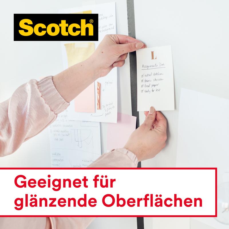 Osoba przyczepia kartkę za pomocą taśmy klejącej Scotch® Crystal 6-1925R3, opakowanie uzupełniające, 19 mm x 25 m (3 rolki/opakowanie) od 3M Deutschland GmbH do tablicy. Na zdjęciu widać logo Scotch i "Odpowiednie do błyszczących powierzchni".