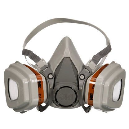 Maska ochronna 3M™ 6003KIT-1 (1x6200, 2x6055, 2x5935, 2x501) od 3M Deutschland GmbH oferuje ochronę dróg oddechowych przed oparami organicznymi z wymiennymi filtrami A2P3 i regulowanymi paskami na głowę.