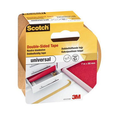 Na opakowanej rolce dwustronnej taśmy klejącej Scotch® UNIVERSAL (7 m x 50 mm) firmy 3M Deutschland GmbH z napisem "universal" znajdują się cechy w kilku językach oraz obrazy do użycia na meblach i dywanach.