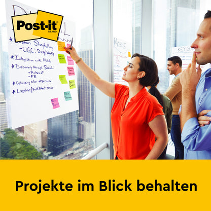 Kobieta pisze przed kolegami na flipcharcie 3M Post-it® Super Sticky Meeting Chart/Flipchart 559P (63,5 x 76,2 cm, biały); widoczne są logo Post-it i żółty baner "Zachowaj projekty na oku". W zestawie neonowe notatki, certyfikowane przez PEFC.