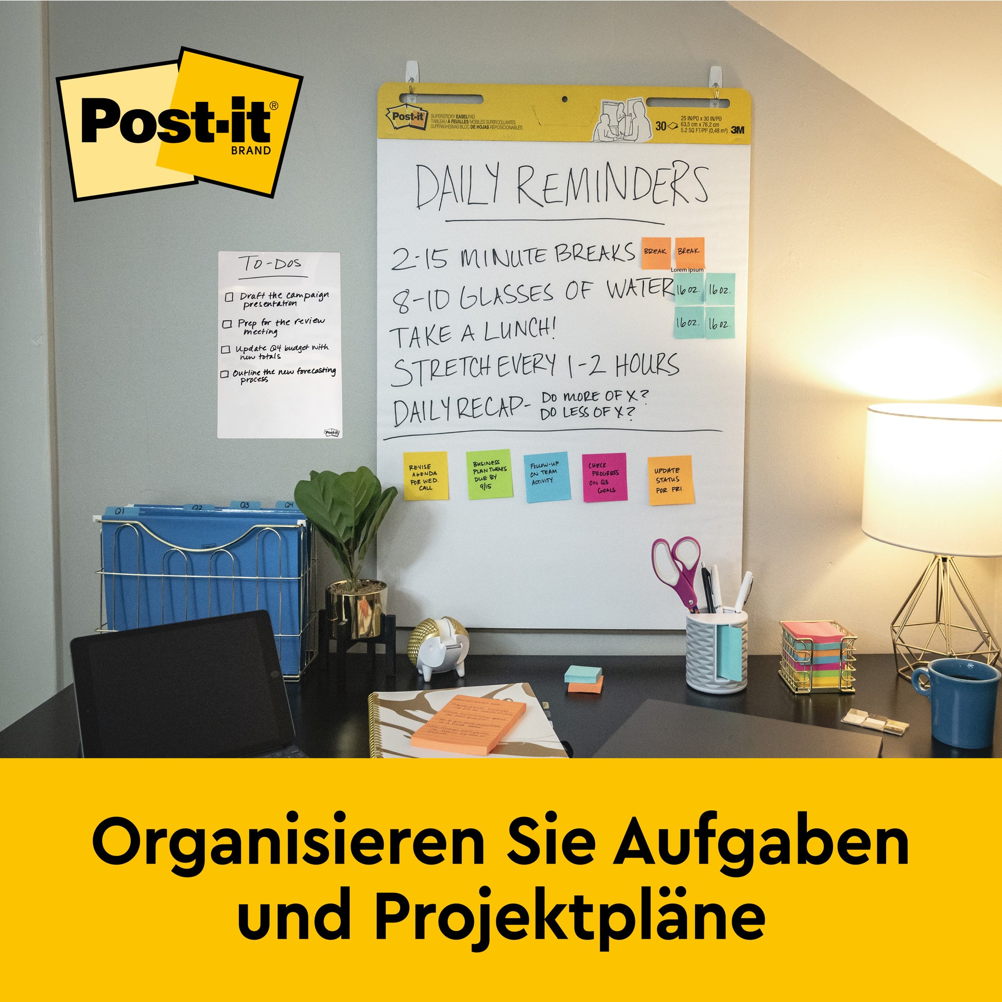 Ein Schreibtisch mit Büromaterialien, einer Lampe und einer Tafel mit der Aufschrift "Daily Reminders" auf dem Post-it® Super Sticky selbsthaftendes Mini Meeting Chart 577SS der 3M Deutschland GmbH. Das Post-it Markenlogo erscheint oben links, über einem deutschen Text über die Organisation von Aufgaben und Plänen.
