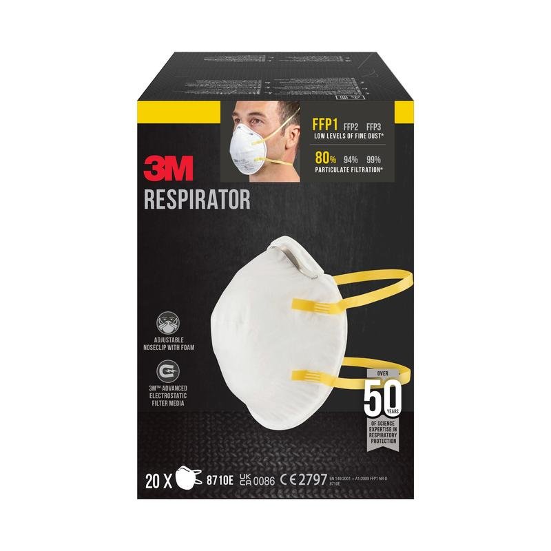 Pudełko maski cząsteczkowej 3M™ 8710E od 3M Deutschland GmbH, FFP1 bez zaworu, przedstawia białą maskę z żółtymi paskami i osobę ją noszącą. Na pudełku podano 20 masek i wydajność filtracji cząsteczkowej ≥80%.