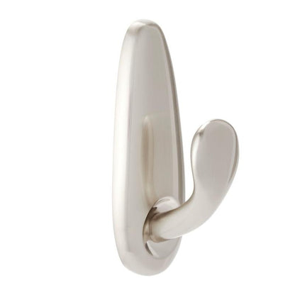 Metalowy hak Command™ "klasyczny" firmy 3M Deutschland GmbH ma gładką, szczotkowaną powierzchnię z zaokrąglonym, wygiętym do góry hakiem, zamontowanym na pionowej owalnej podstawie.