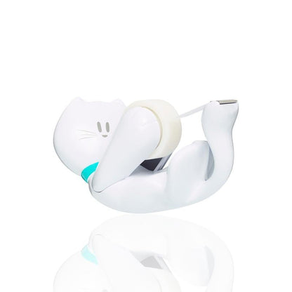 Podajnik stołowy Scotch™ w kształcie kota C39 od 3M Deutschland GmbH przedstawia białego kota leżącego na plecach z czarnymi detalami i niebieską obrożą, w zestawie z rolką taśmy klejącej Scotch® Magic™ (19 mm x 8,89 m).