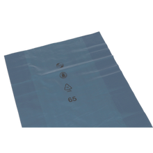 Eine flache, durchscheinende blaue Kunststoffplatte für die Abfallentsorgung der EMIL DEISS KG (GmbH + Co.) - wie die DEISS 10120 - 500+200x850x0,06 mm blau - zeigt Recycling-Symbole und die Zahl 65 in schwarzer Schrift auf weißem Grund.