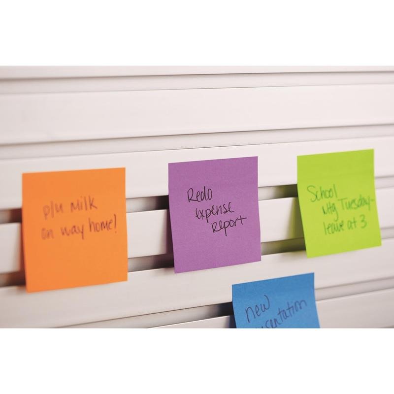 Cztery neonowe karteczki Post-it® (38x51mm, 3M Deutschland GmbH) znajdują się na białej powierzchni z listew. Na karteczkach napisano: "Mleko w drodze do domu", "Przepracować rozliczenie wydatków" i "Wycieczka szkolna we wtorek - wyjazd o 15:00".