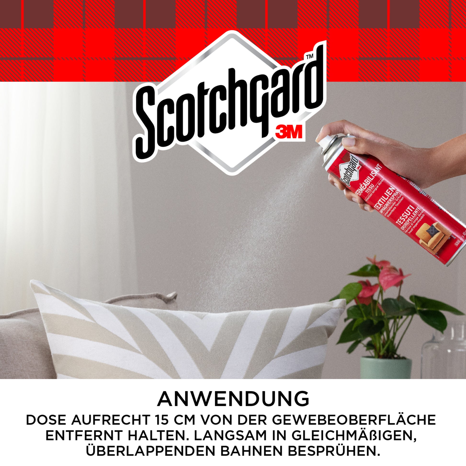 Eine Hand sprüht Scotchgard™ Textilien-Imprägnierspray, 400 ml von 3M Deutschland GmbH auf ein gestreiftes Kissen auf einem grauen Sofa und sorgt so für Schutz vor Schmutz und Flecken. In der Nähe steht eine grüne Pflanze; die deutsche Anleitung ist unten zu sehen.