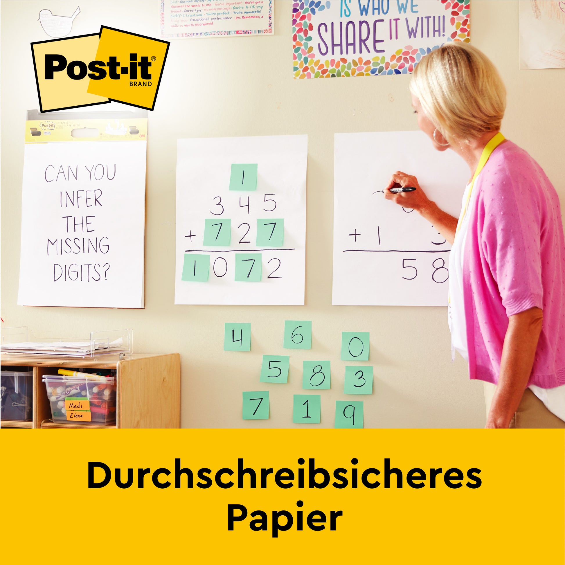 Eine Frau schreibt eine mathematische Gleichung auf ein Post-it® Super Sticky selbsthaftendes Mini Meeting Chart (38 x 45,7 cm) von 3M Deutschland GmbH, mit "Durchschreibsicheres Papier" und dem Post-it Markenlogo am unteren Rand.