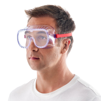 Ein Mann im weißen T-Shirt trägt die 3M™ Classic Schutzbrille 4700 (direkt belüftet, Klarsichtscheibe) der 3M Deutschland GmbH mit rotem, verstellbarem Gurt und blickt leicht nach oben vor einem schlichten weißen Hintergrund.