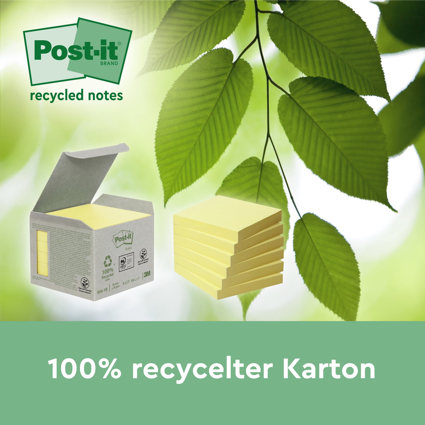 Pudełko z Post-it® Recycling Notes (76 x 76 mm, 100 kartek, 100% PEFC) firmy 3M Deutschland GmbH stoi obok stosu notatek i zielonych liści. Rozmyte zielone tło, poniżej znajduje się napis: "100% recyklingowany karton.